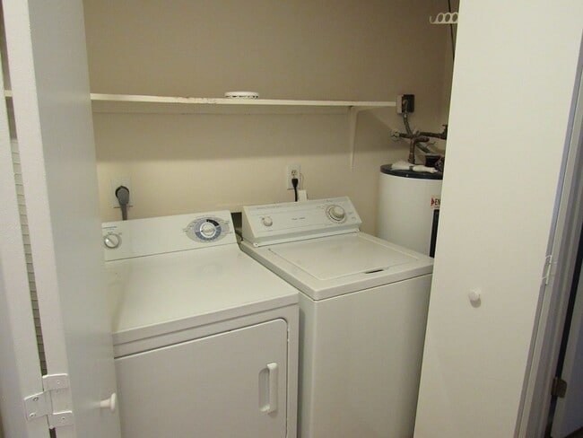 Building Photo - 2 BR 1.5 BA Duplex in Twinwood