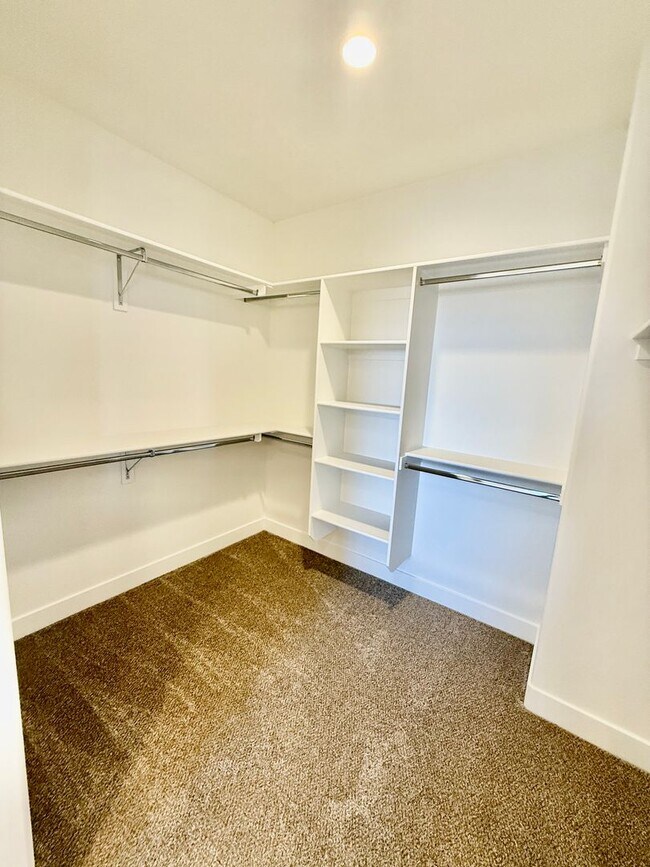 Building Photo - BRAND NEW Four Bedroom Townhome in Desert ...