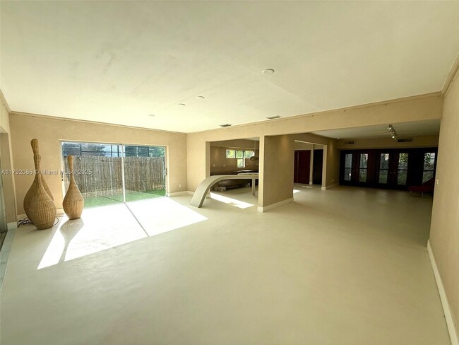 Building Photo - 900 S Shore Dr