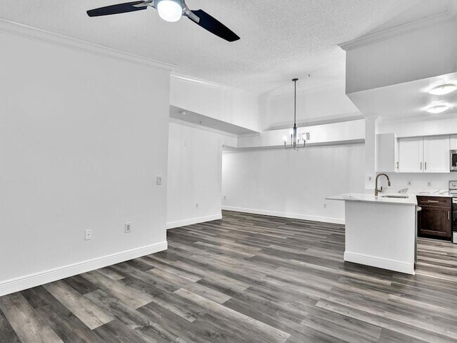 Building Photo - 2433 Centergate Dr