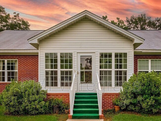 Primary Photo - 209 E Mcgowan St