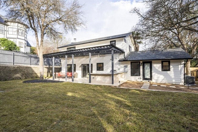 Building Photo - 2001 Wychwood Dr