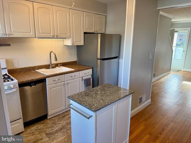 Building Photo - 3613 Parkdale Ave