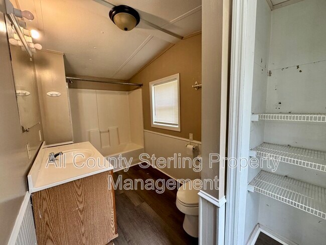 Building Photo - 137 SW Piston Glen