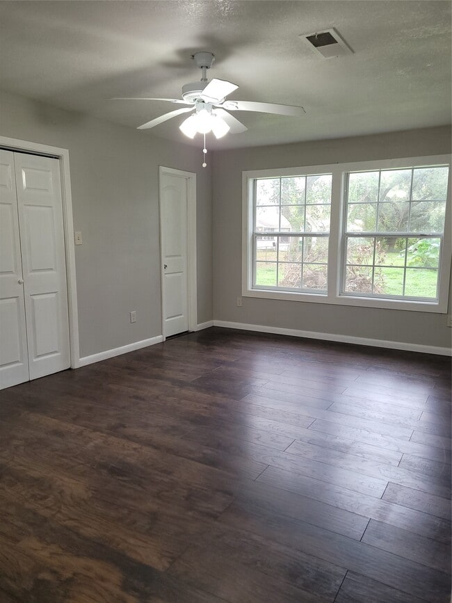 Building Photo - 822 Retama St
