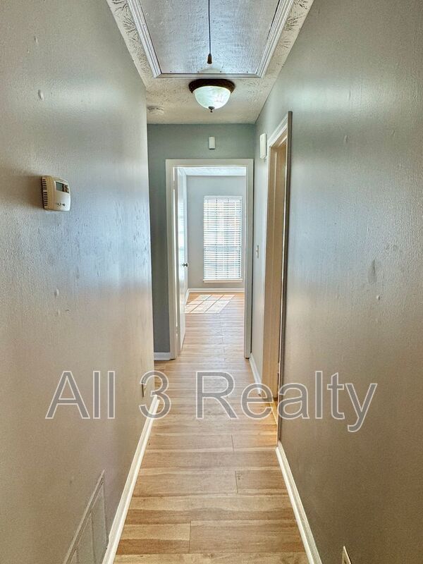 Building Photo - 728 E Gardendale Dr