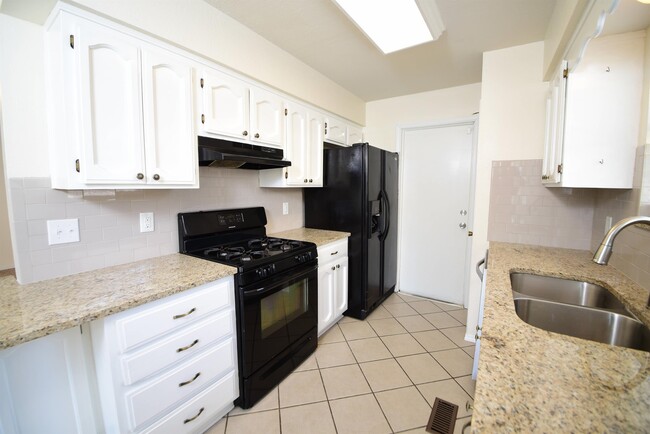 Building Photo - 1717 N Desert Palm Ave