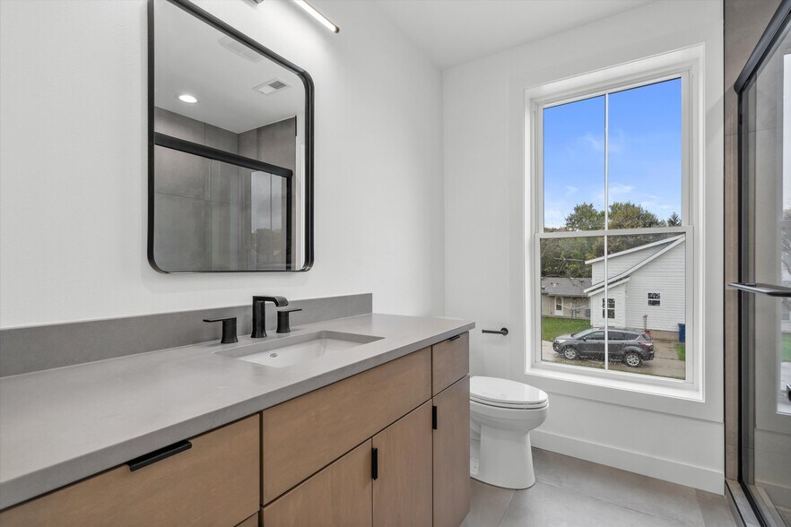 Building Photo - 308 Oak St