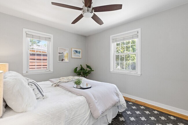 Building Photo - Recently Updated Home in Prime Sunnyside Neighborhood!