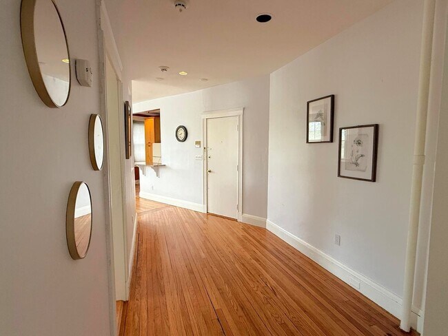Building Photo - 2 Bedroom sunny second-floor corner unit a...