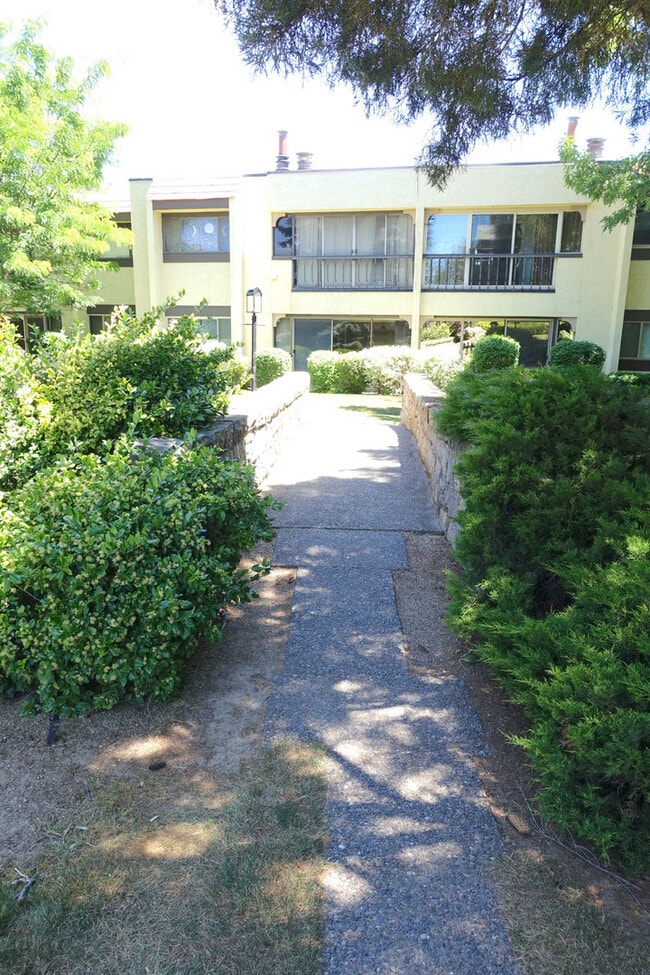 Building Photo - Updated Condo in Park-Like Setting