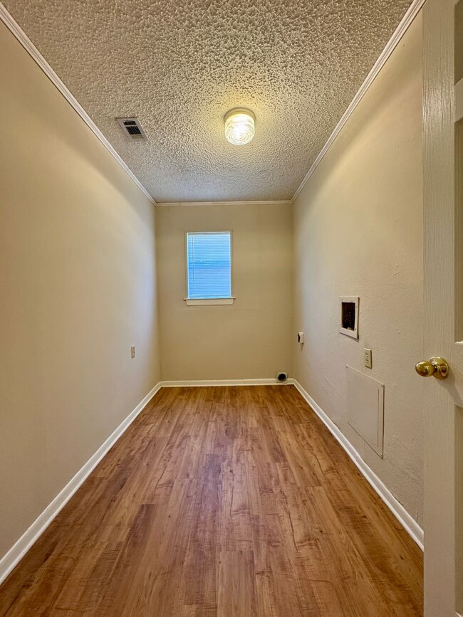Building Photo - Single Family Home *LEASING SPECIAL AVAILA...