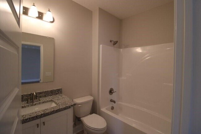 Building Photo - 326 S 5th St