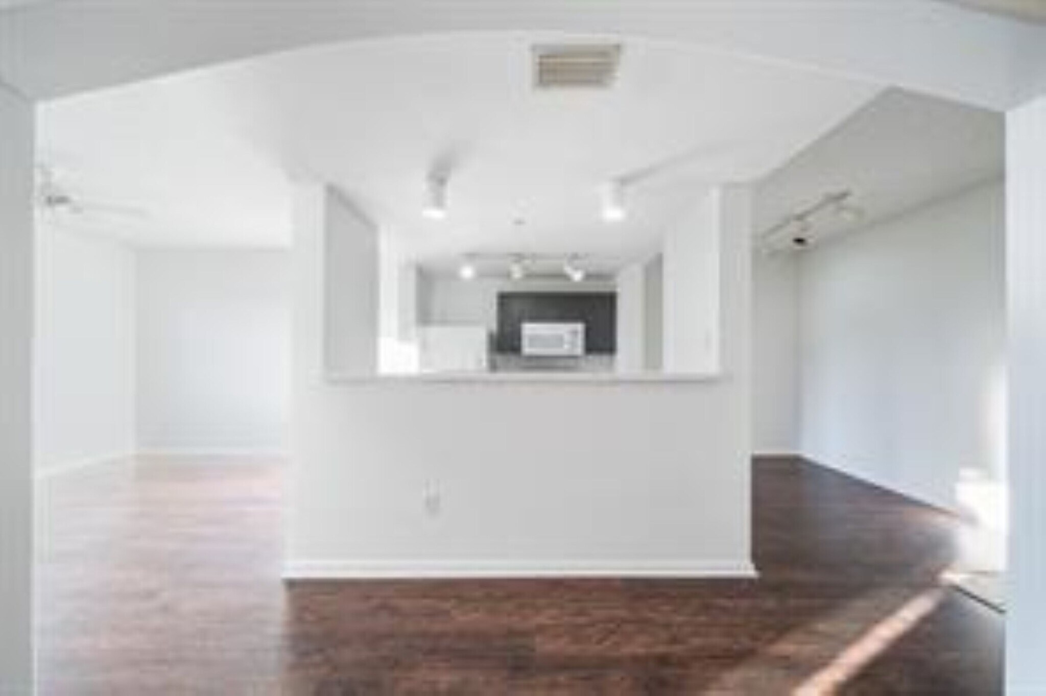 Building Photo - 533 NE 3rd Ave