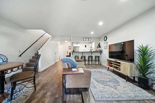 Building Photo - Adorable 2/1.5 with private back yard, ful...
