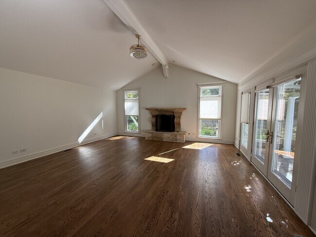 Building Photo - 687 Linden Ave