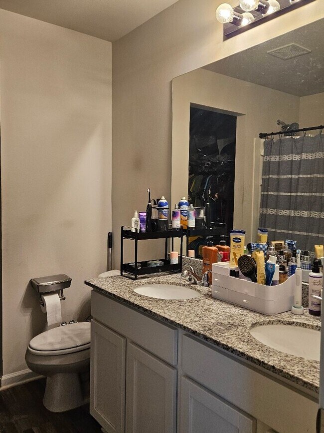 Building Photo - 3 Bedroom, 2.5 Bath two story home in High...