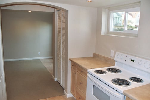 Building Photo - 2 Bedroom Duplex Apartment near Green Lake!