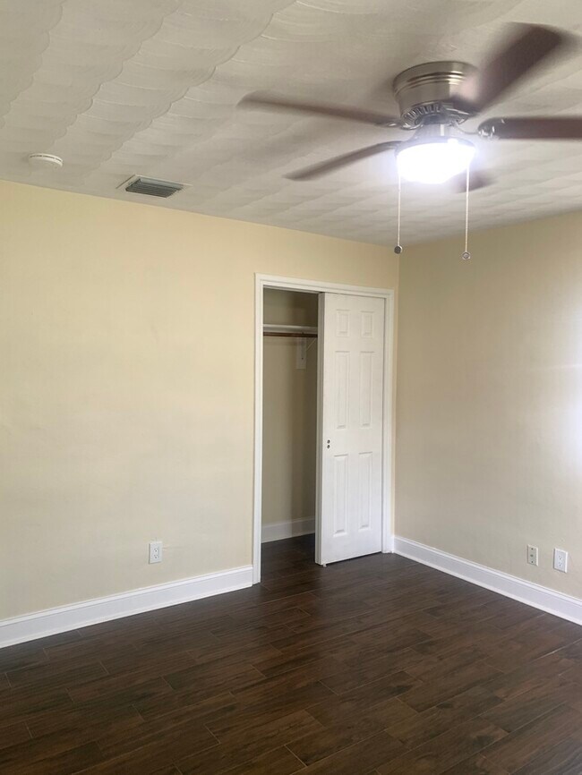 Building Photo - REMODELED 2 BR, 1 BATH 1 CAR GARAGE !