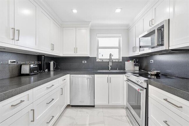 Building Photo - 5555 Collins Ave