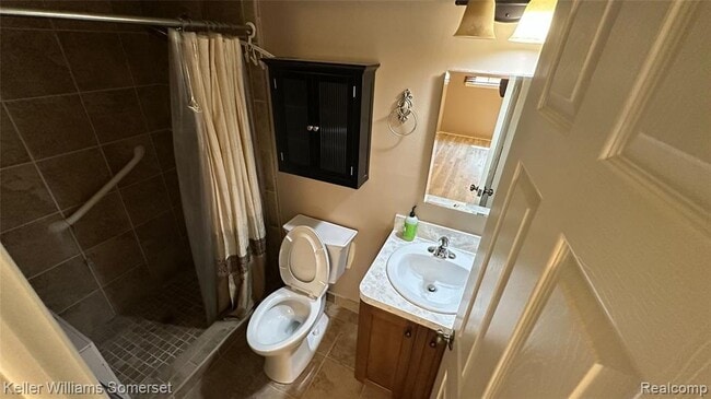 Building Photo - 685 E Fox Hills Dr