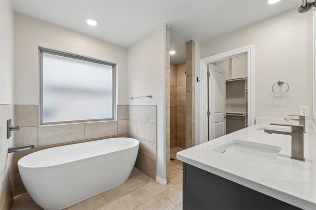 Building Photo - 16129 Villa Valeria Way