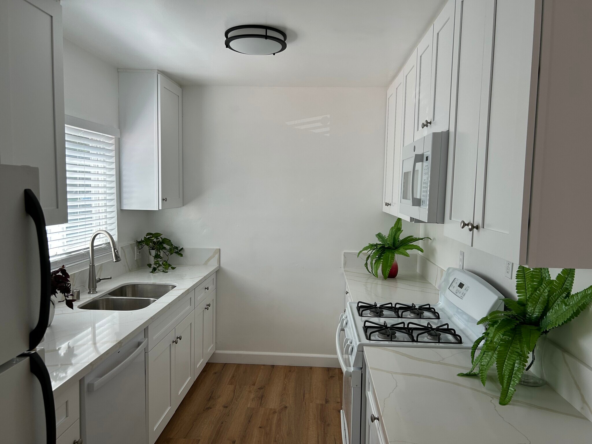 Kitchen - 1156 N Ardmore Ave