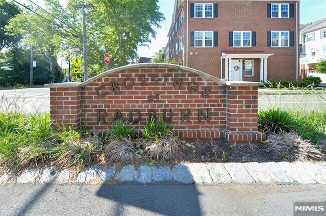 Building Photo - 104 W Ramsey Terrace