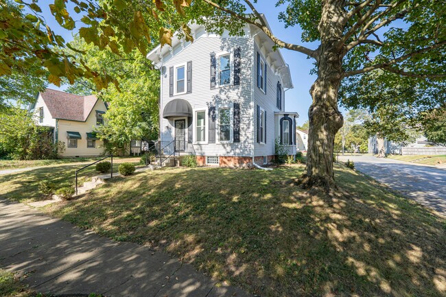 Building Photo - 150 N Oak St