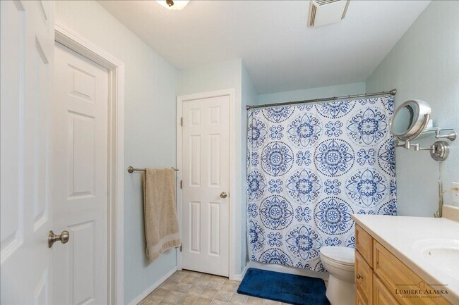Building Photo - Beautiful 4 Bedroom 2 Bathroom House!