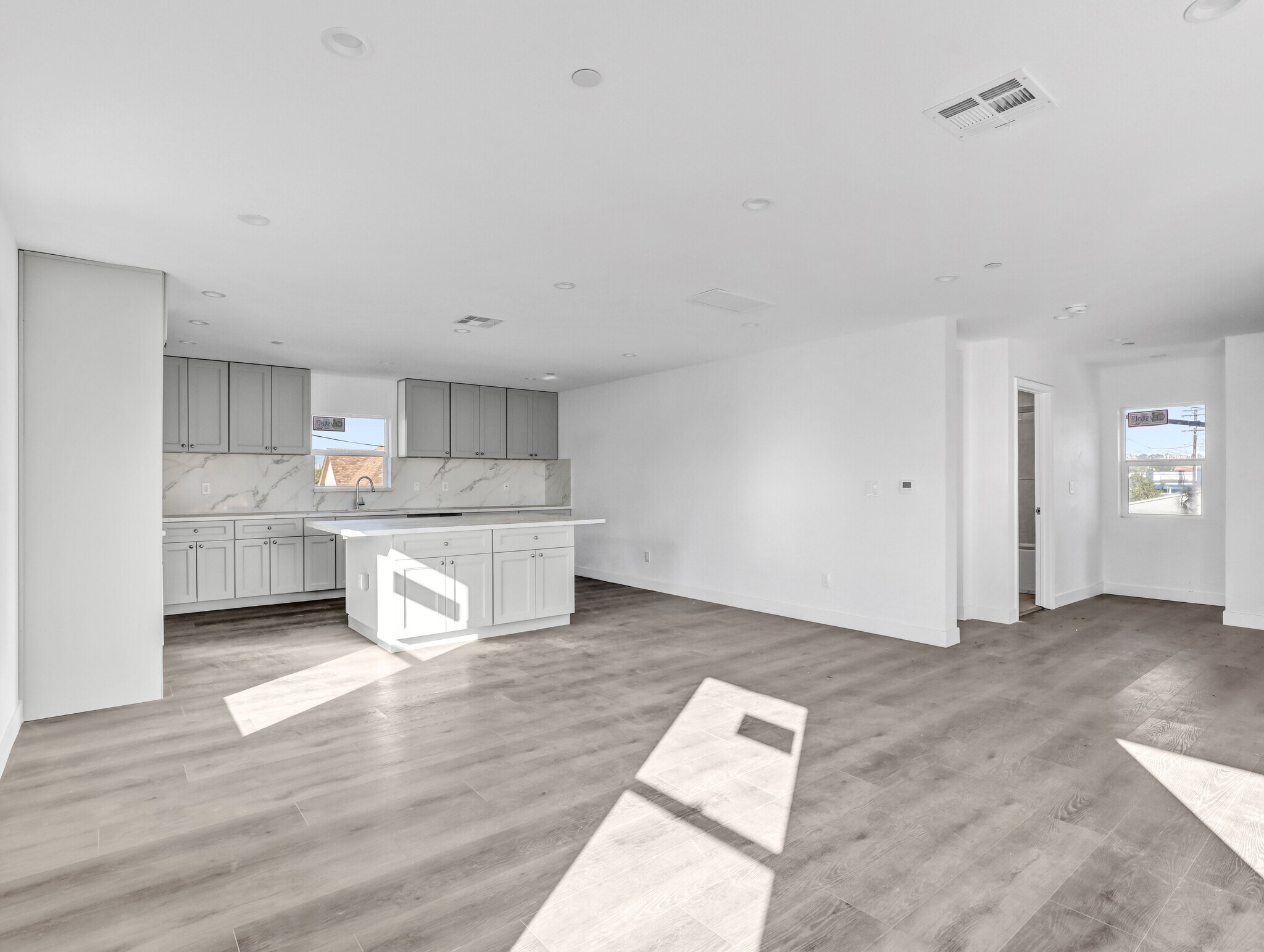 Building Photo - 1231 S Rowan Ave