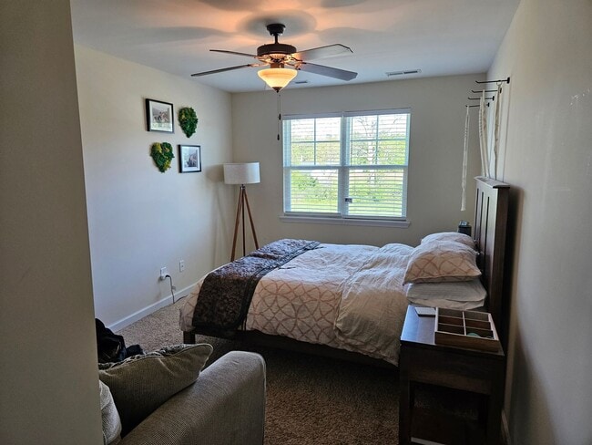 Building Photo - 2 bedroom, 2.5 bath unfurnished end unit townhouse in Sneads Ferry Justice Farm Townhome community