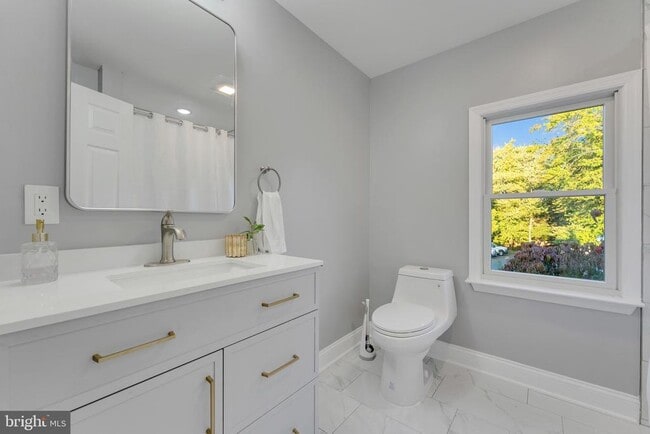 Building Photo - 15 N Main St