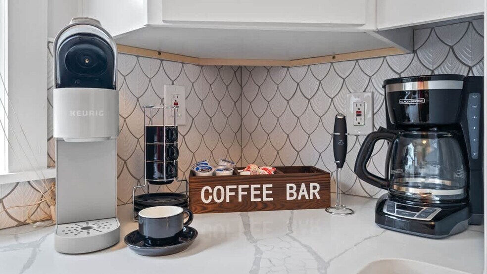 Building Photo - 720 1/2 West Woodlawn Avenue-SI ID1271939P