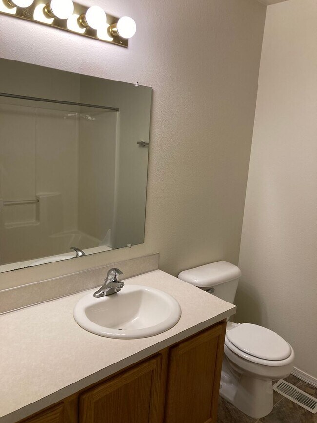 Building Photo - Two Bedroom Duplex in South Salem, Landscaping Included!