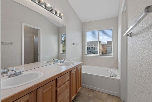 Building Photo - Beautiful 4 bedroom in Observatory Village