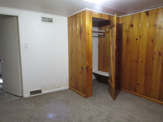 Building Photo - Downtown Bungalow