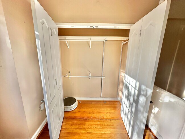 Building Photo - FREE RENT! Spectacular Scott Circle Solarium Studio Dupont-Logan