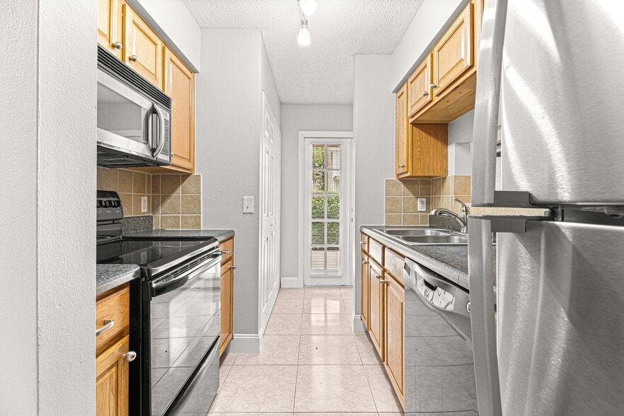 Building Photo - 810 SE 2nd St