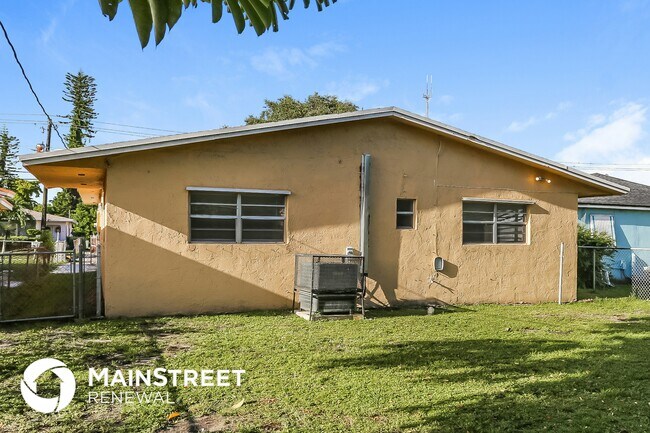 Building Photo - 4441 SW 18th St