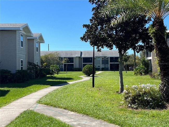 Building Photo - 851 Sky Lake Cir