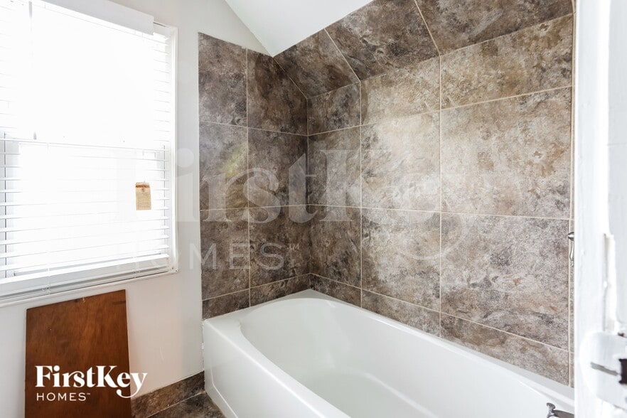 Building Photo - 641 Dixie St