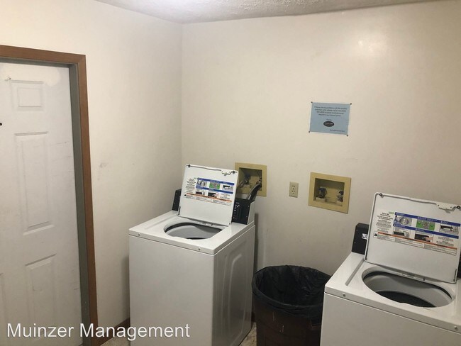 Building Photo - 2 br, 2 bath Room For Rent - 261 W. Wood St.