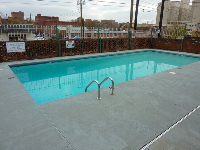 Building Photo - 1 Bedroom Condo in Fort Sanders near UT Law School