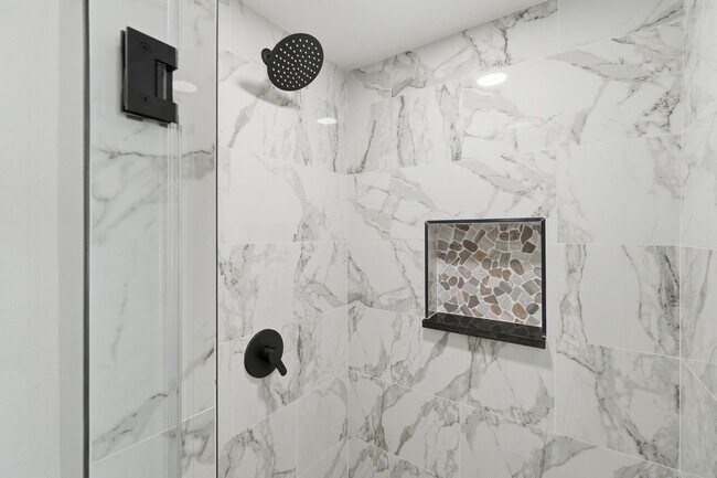 Building Photo - 4 bed with back yard in great East side location.