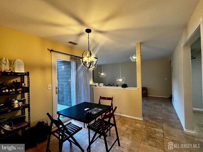 Building Photo - 2112 Sayre Dr