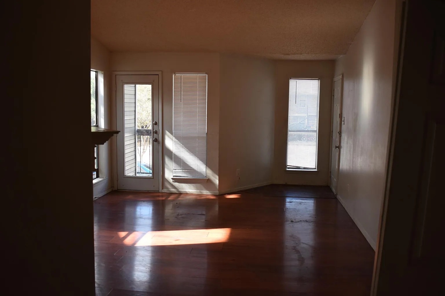Building Photo - Room in Apartment on West Loop