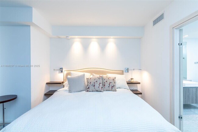 Building Photo - 801 S Miami Ave