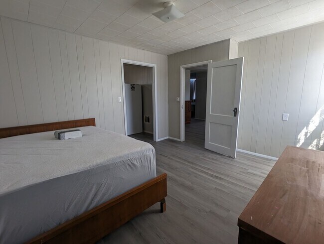 Building Photo - COMING SOON FURNISHED 2 BEDROOM UPSTAIRS A...