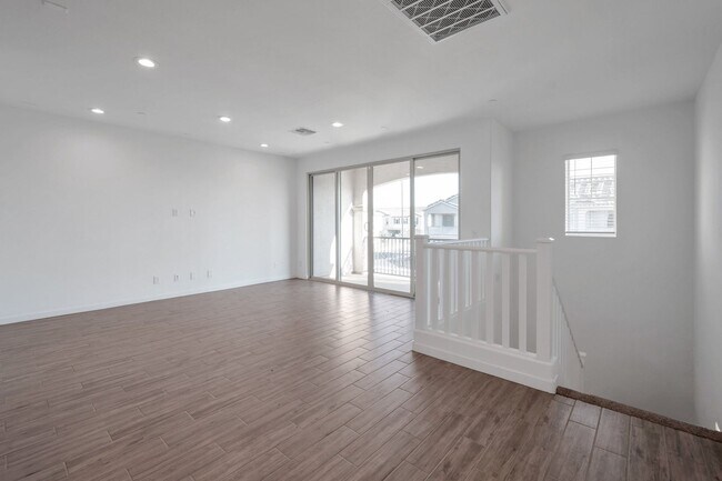 Building Photo - Like New luxurious Model Home with 2 Maste...